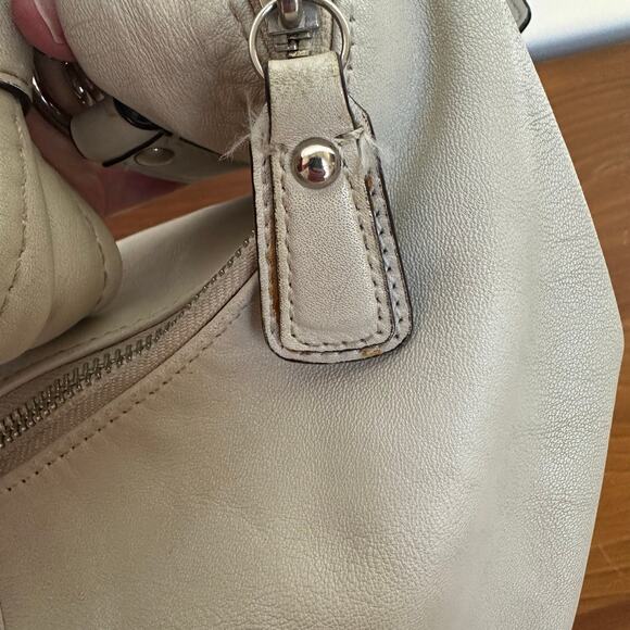 Coach White Leather Shoulder Bag with Silver Hardware Chain Detail - Picture 13 of 16